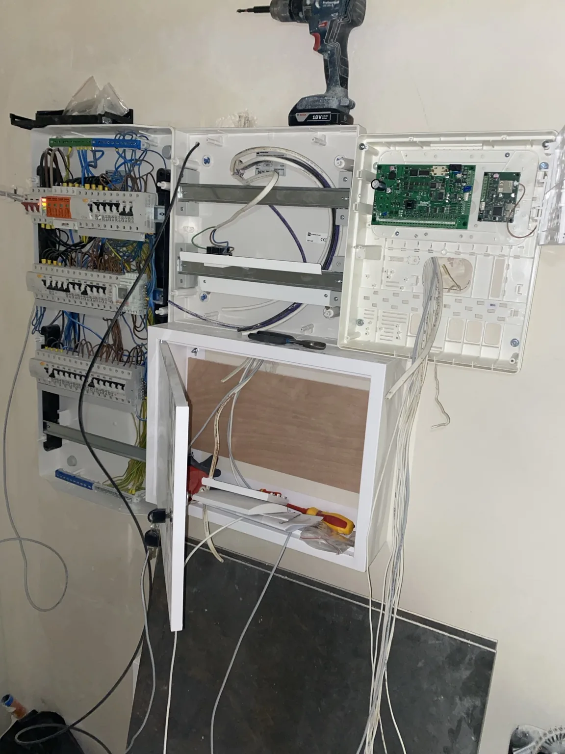 Centrala systemu alarmowego podczas montażu i serwisu GM Security